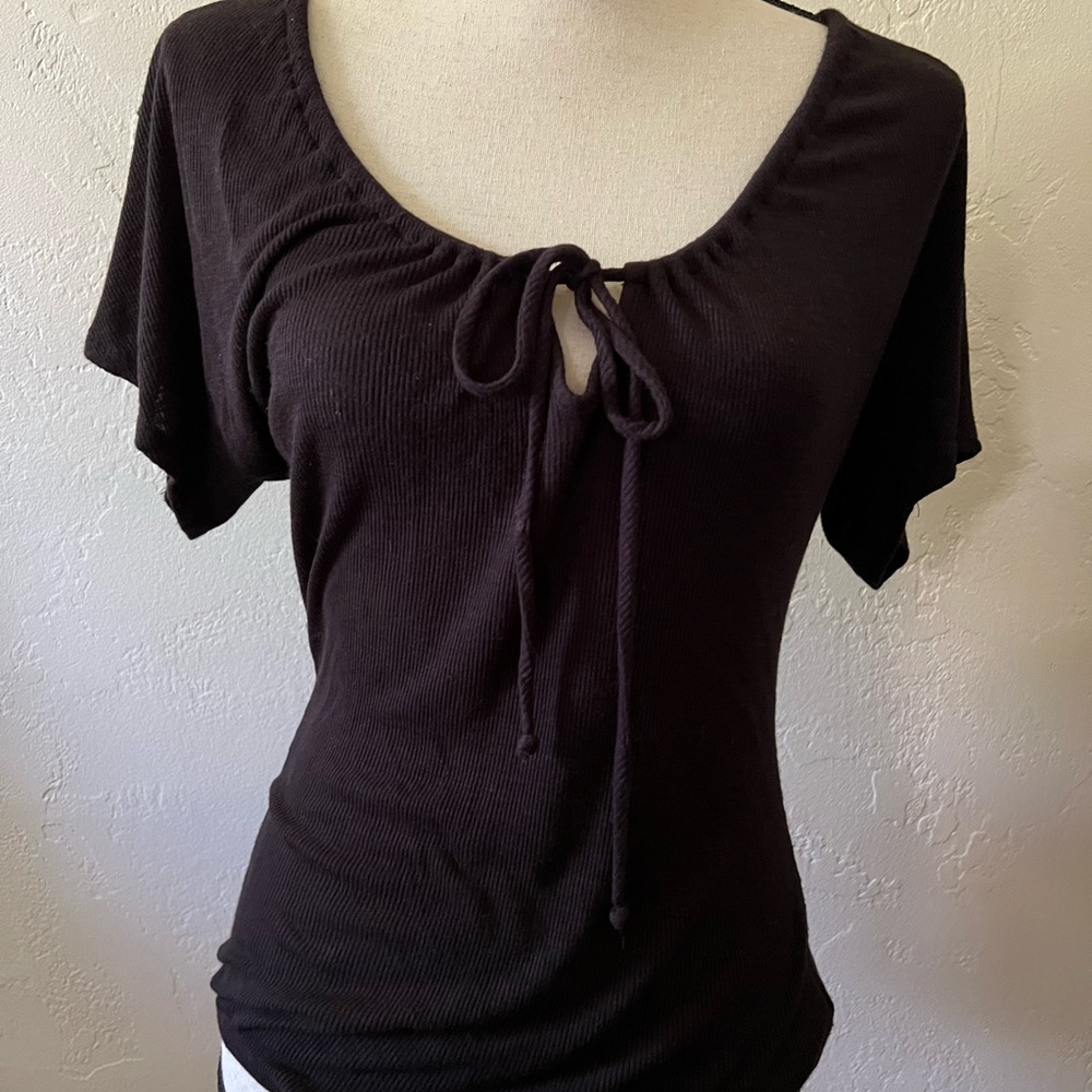 Casual top with tie string around neck and embroidered lace back S